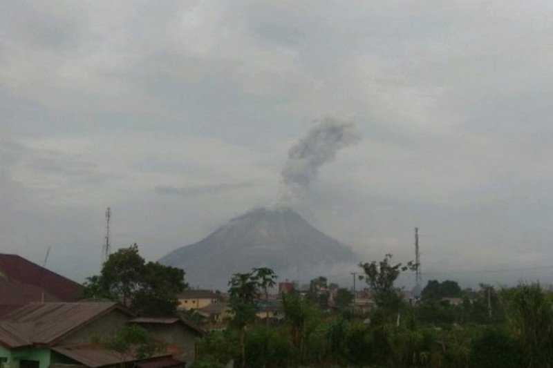 Gunung Sinabung Erupsi Luncurkan Abu Vulkanik Sejauh 1.000 Meter