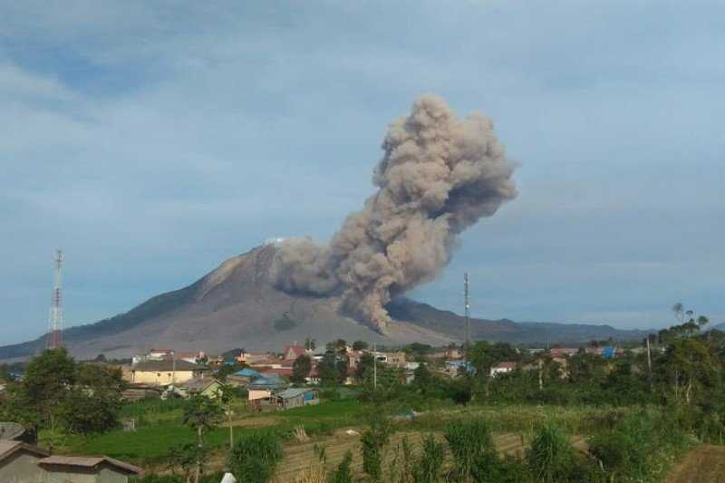 Gunung Sinabung Erupsi Luncurkan Awan Panas