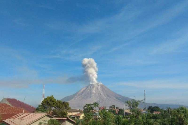 Gunung Sinabung Tiga Kali Semburkan Abu Vulkanik ke Arah Barat