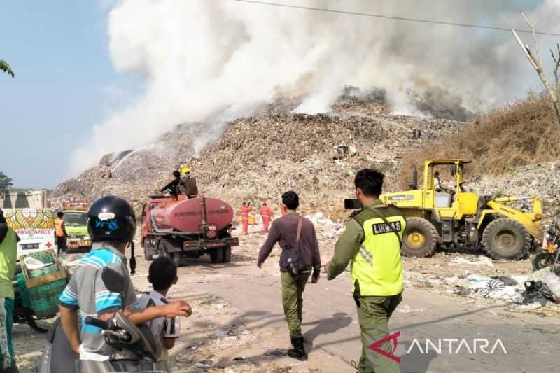 Gunungan Sampah di TPA Putri Cempo Solo Terbakar, 15 Mobil Damkar Dikerahkan
