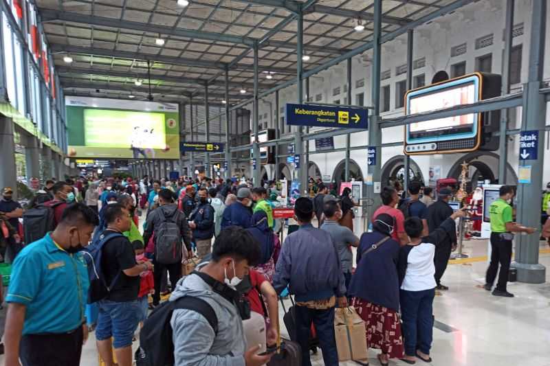 H-2 Natal, 38 Ribu Penumpang KA Berangkat dari Stasiun Gambir dan Pasarsenen