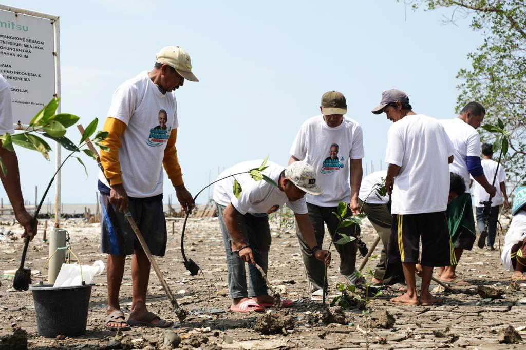 Hadir di Tengah Nelayan Kabupaten Karawang, Relawan Ganjar Tanam Mangrove dan Berikan Bantuan Lampu