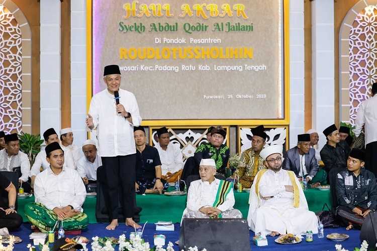 Hadiri Haul Syech Abdul Qadir Jailani di Lampung, Ganjar Dicurhati UU Pesantren