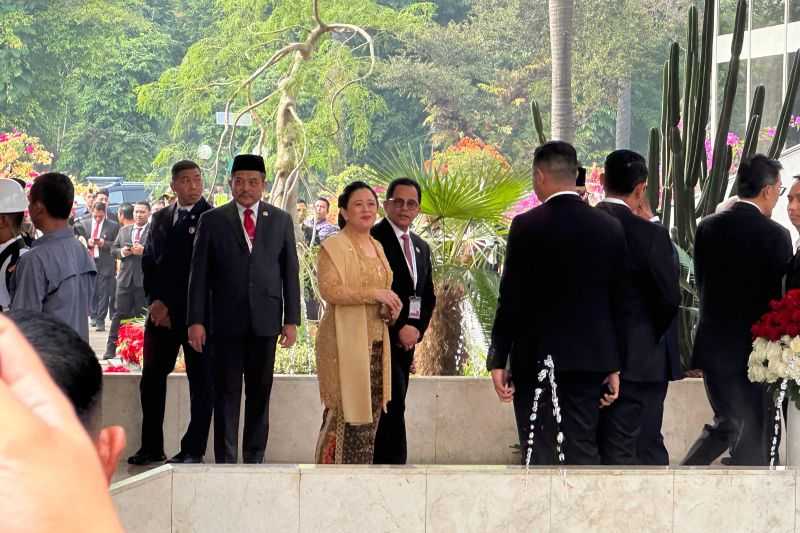 Hadiri Sidang Tahunan, Ketua DPR Kenakan Kebaya Emas