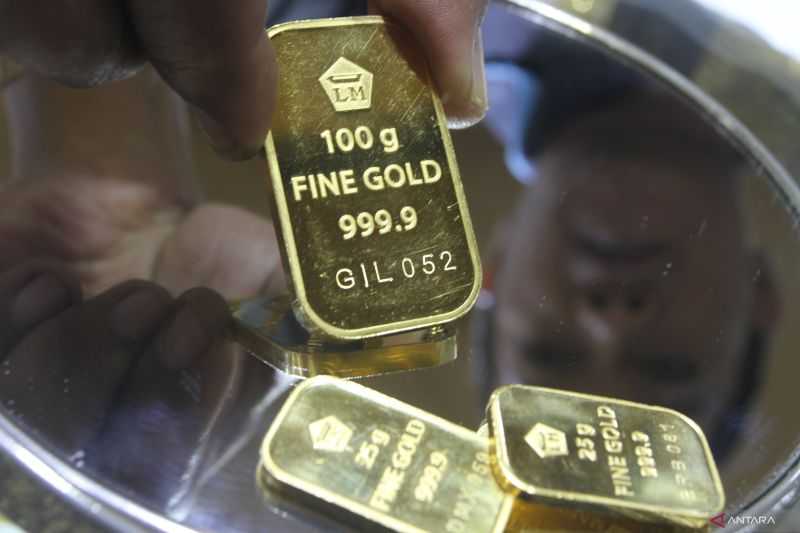 Harga Emas Antam Tengah Pekan Turun Rp10.000 per Gram