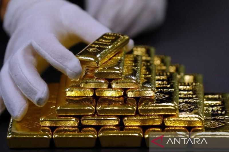 Harga Emas Dunia Turun karena Dolar Kian Perkasa