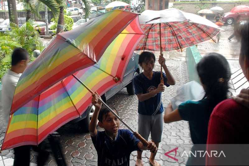Hari Ini Hujan Lebat Mengguyur Seluruh Wilayah, BMKG: Waspada Gelombang Tinggi hingga 4 Meter di Perairan Ini