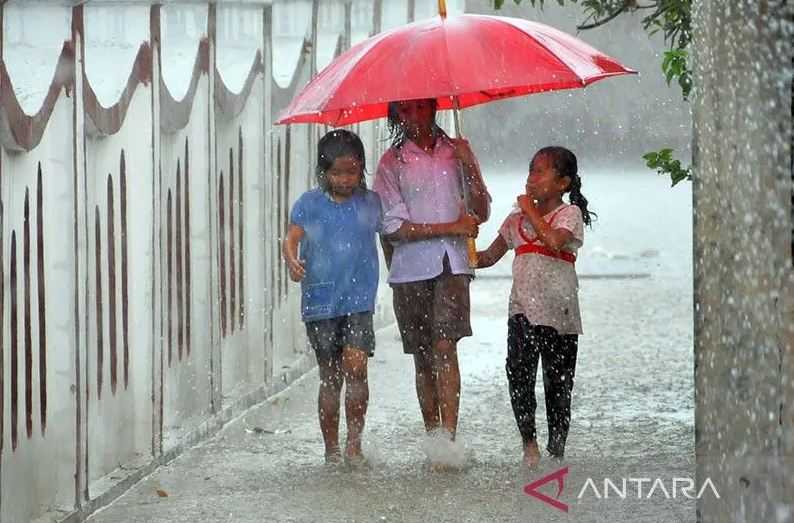 Hari Ini, Sejumlah Wilayah Diguyur Hujan Lebat Disertai Petir dan Angin Kencang