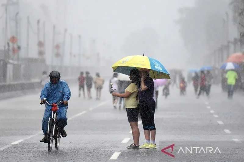 Harus Berhati-hati, Hujan Guyur Jakarta Mulai Rabu Siang Hari
