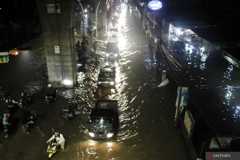 Hati-hati Banjir Lagi, Cuaca Jakarta Jumat Ini Hujan Disertai Petir