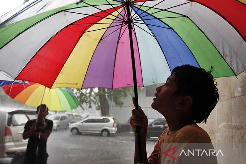 Hati-hati! Cuaca Buruk Landa Jakarta Hari Ini, Hujan Lebat Disertai Petir Merata di Seluruh Wiayah
