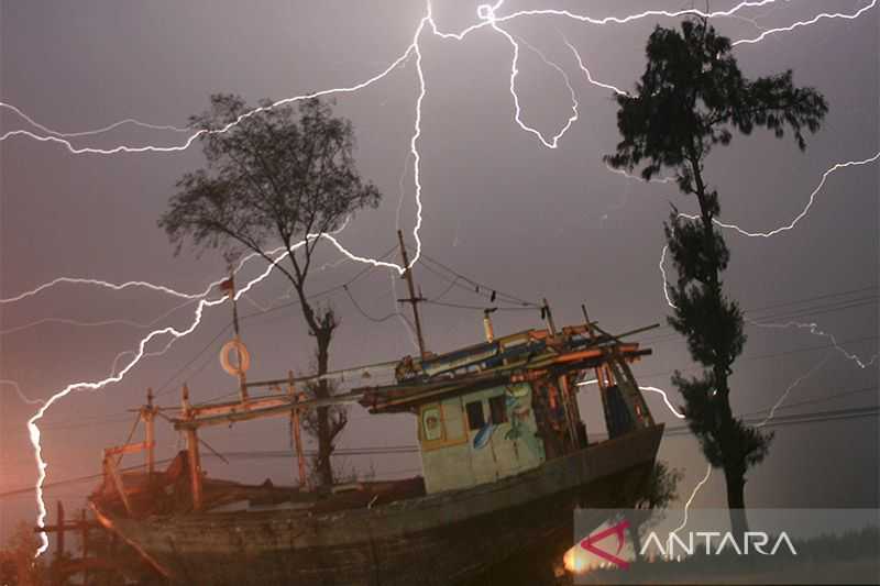 Hati-hati, Hujan Lebat Disertai Petir Diperkirakan Landa Sejumlah Kota Besar