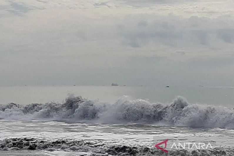 Hati-hati Liburan di Pantai Selatan, BMKG Perkirakan Gelombang Tinggi Terjadi di Jawa Barat hingga Yogya