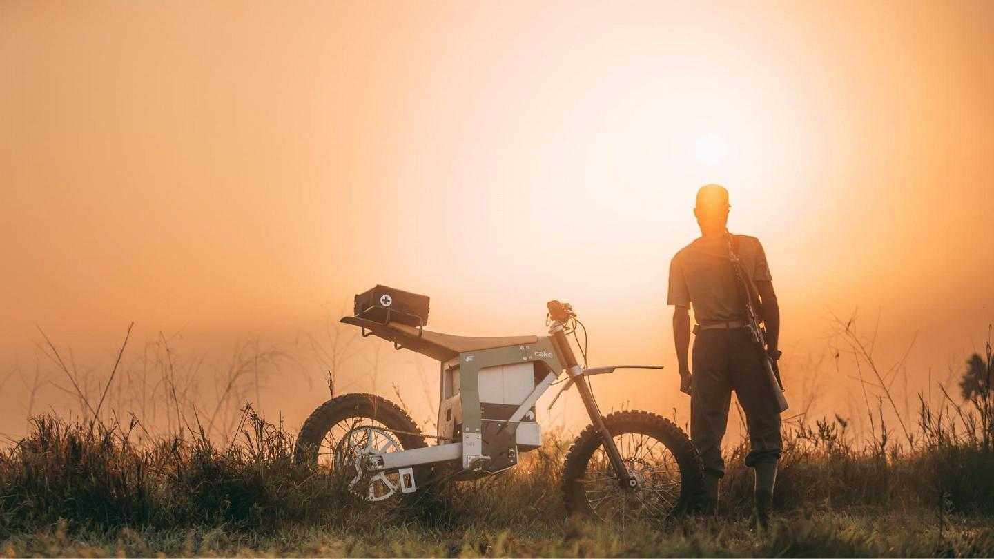 Hebat! Penjaga Hutan di Afrika Selatan Menggunakan Sepeda Motor Bertenaga Surya