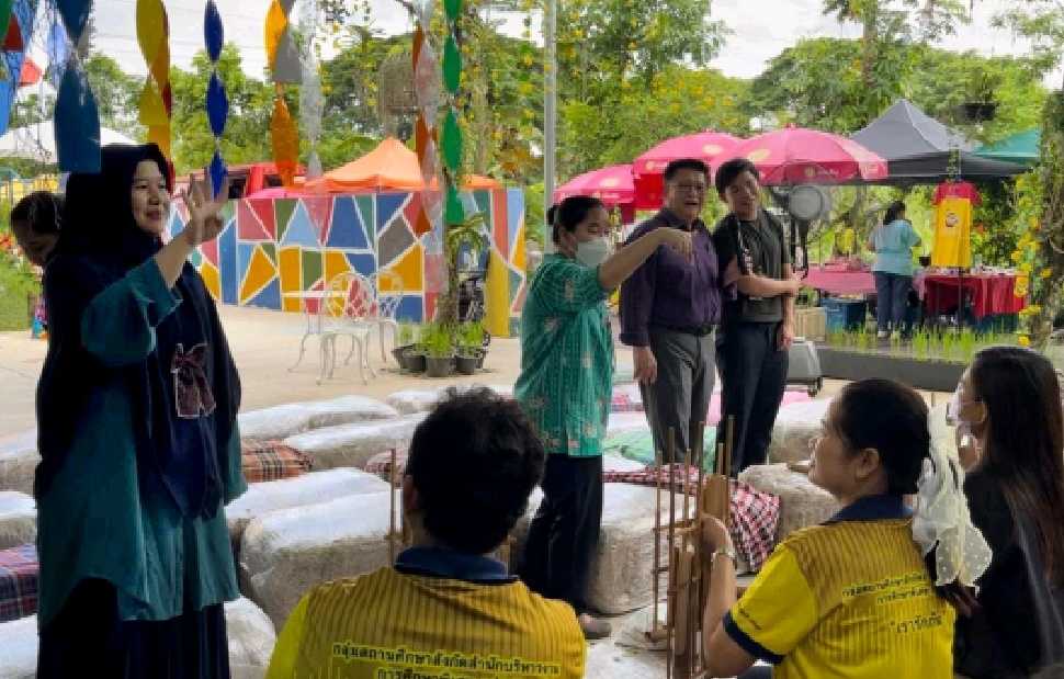 Hebat ! Siswa Siswi Tuna Rungu Thailand Belajar Angklung dari Guru Sekolah Indonesia Bangkok