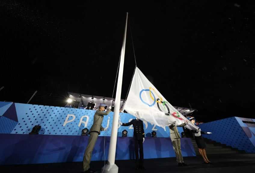 Heboh! Bendera Olimpiade Dikibarkan Terbalik Saat Upacara Pembukaan