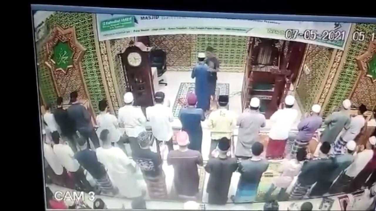 Heboh! Imam Masjid Dipukul Orang Tak Dikenal Saat Salat Subuh