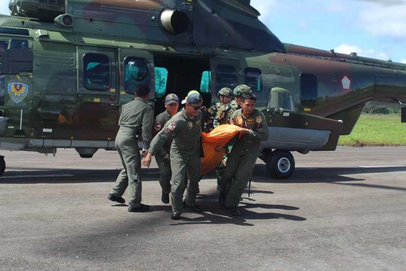 Heli Caracal TNI AU Evakuasi Pilot Selandia Baru yang Tewas Ditembak OPM di Mimika