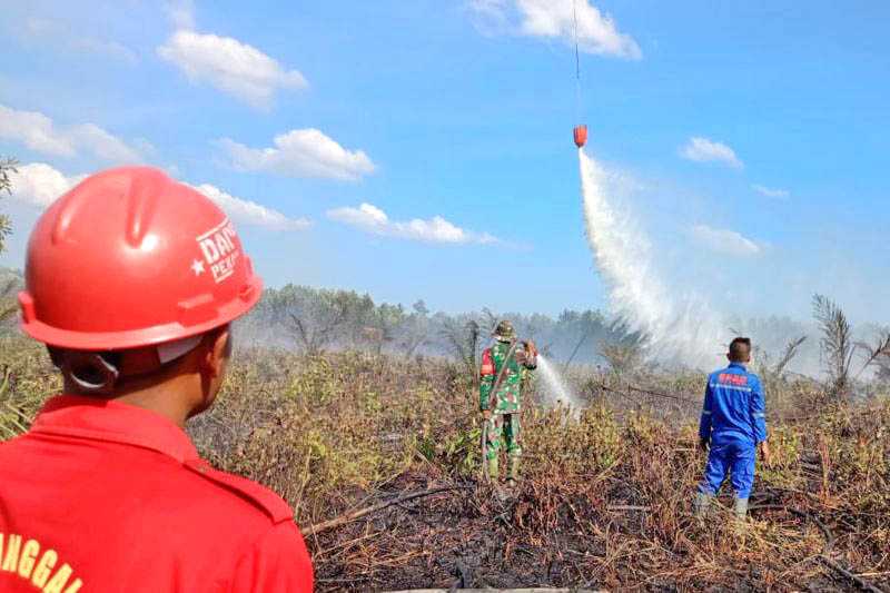 Helikopter Water Bombing Padamkan api di Sumsel dan Jatim