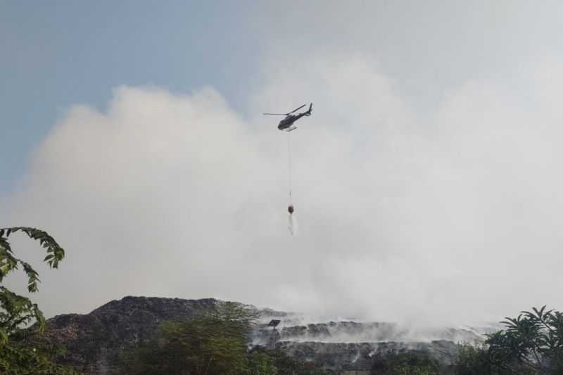 Helikopter Water Bombing Padamkan Kebakaran TPA Rawakucing