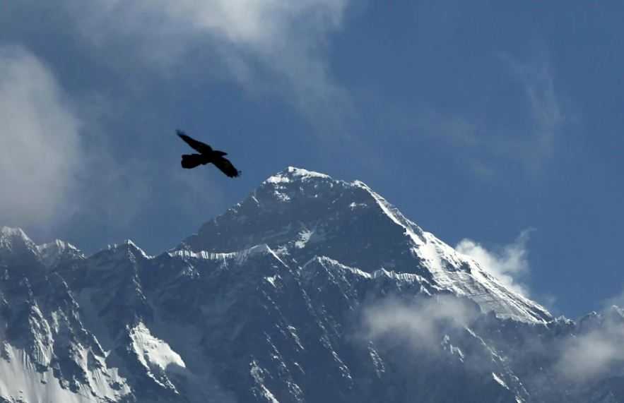 Helikopter Wisata Hilang Kontak di Gunung Everest Nepal