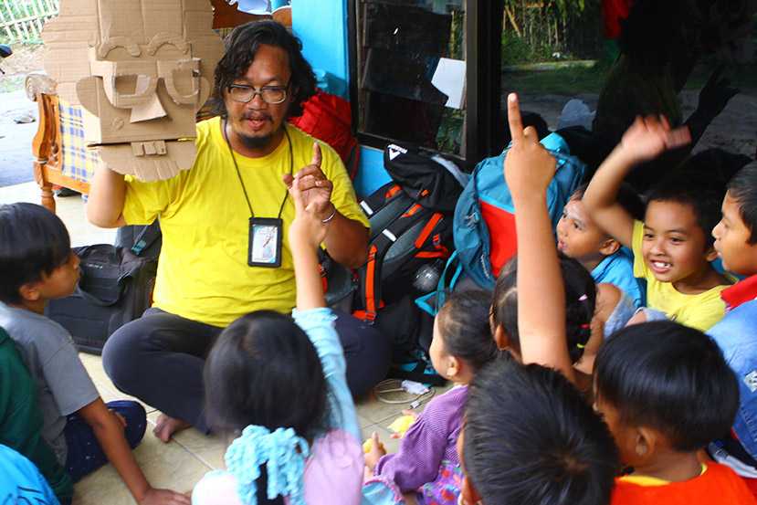 Hibur Anak-anak Pengungsi Semeru