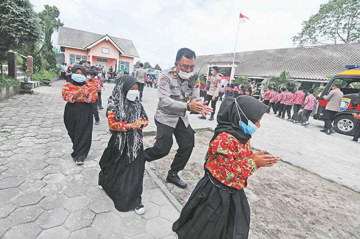 Hibur Siswa Terdampak Erupsi