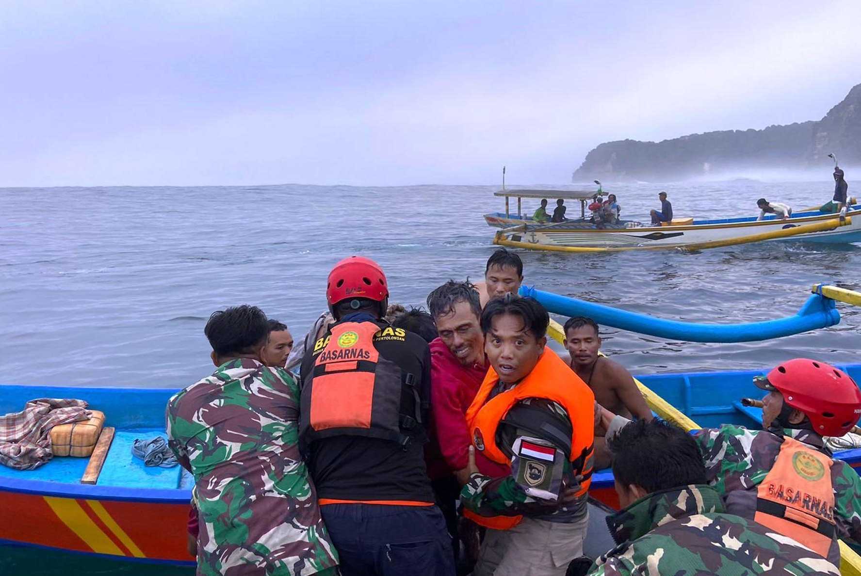 Hilang Tiga Hari, Dua Nelayan Berhasil Diselamatkan dalam Kecelakaan Laut di Pulau Nusa Barung