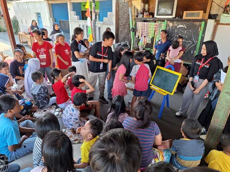 Hindari Dampak Buruk Gawai, Siswa SMAN 8 Jakarta Anggota Komunitas Peluk Lakukan Literasi Digital ke Anak-anak