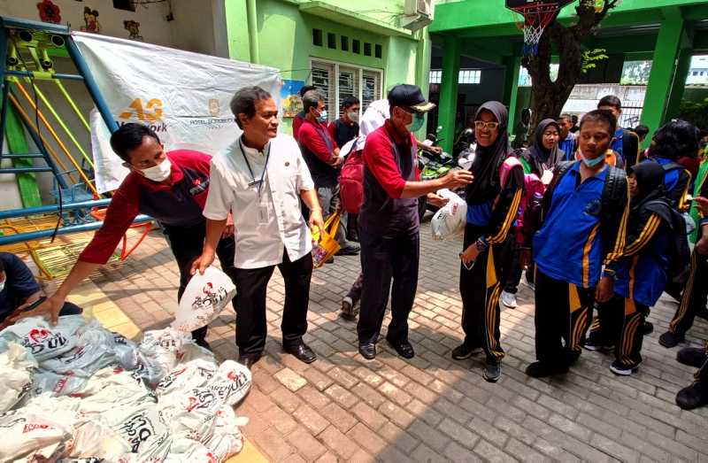 Hotel Borobudur dan AGP Bagi Sembako ke Yayasan SLB BC Cempaka Putih