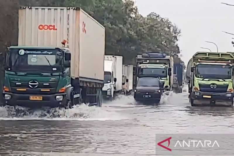 Hujan Deras Akibatkan Ruas Cakung-Cilincing Terendam Banjir