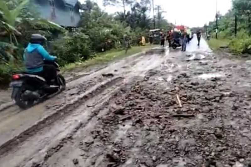 Hujan Deras, Jalan Tertimbun Longsor Sepanjang 30 Meter di Simeulue Aceh