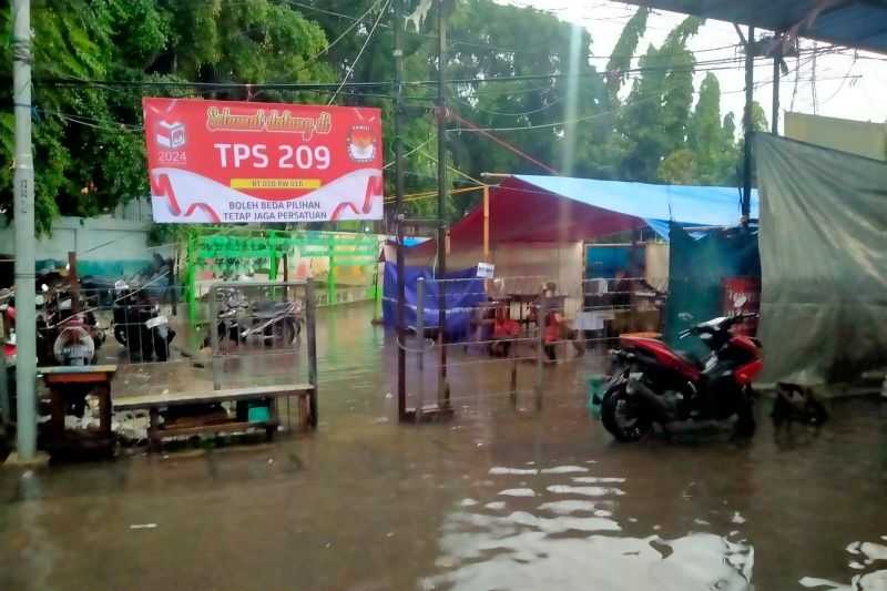 Hujan Deras Sejak Dini Hari, 50 TPS di Jakarta Utara Terendam Banjir