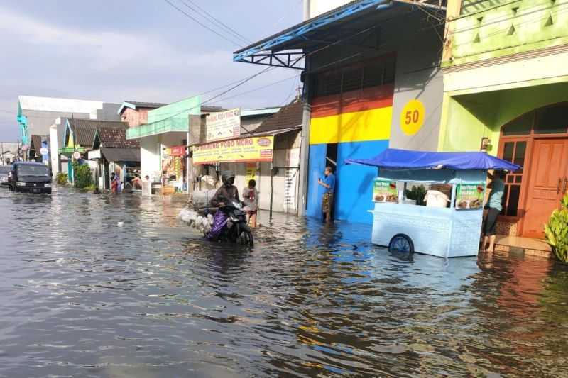 Hujan Deras Tak Henti-henti, Warga Teriak Kebanjiran di Beberapa Wilayah Kota Surabaya