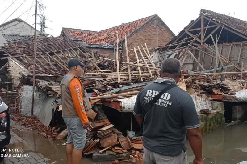 Hujan Lebat Disertai Angin Kencang Sebabkan Rumah Warga Lebak Roboh