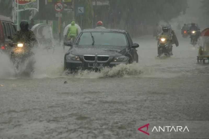 Hujan Lebat Disertai Petir Diprakirakan Landa Sejumlah Kota Besar