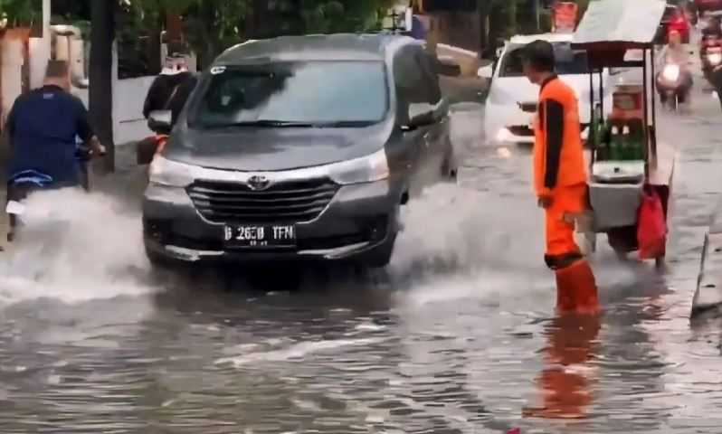 Hujan Lebat Guyur Jakarta, Banjir Rendam 4 RT di Jakbar pada Minggu Pagi