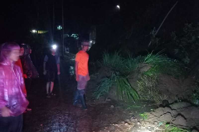 Hujan Lebat, Longsor Menutup Jalan di Tiga Wilayah Agam Sumbar