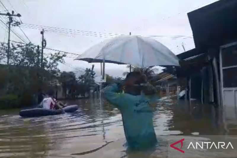 Hujan Lebat Sejak Kamis, 3 Daerah di Sumbar Dilanda Banjir Longsor