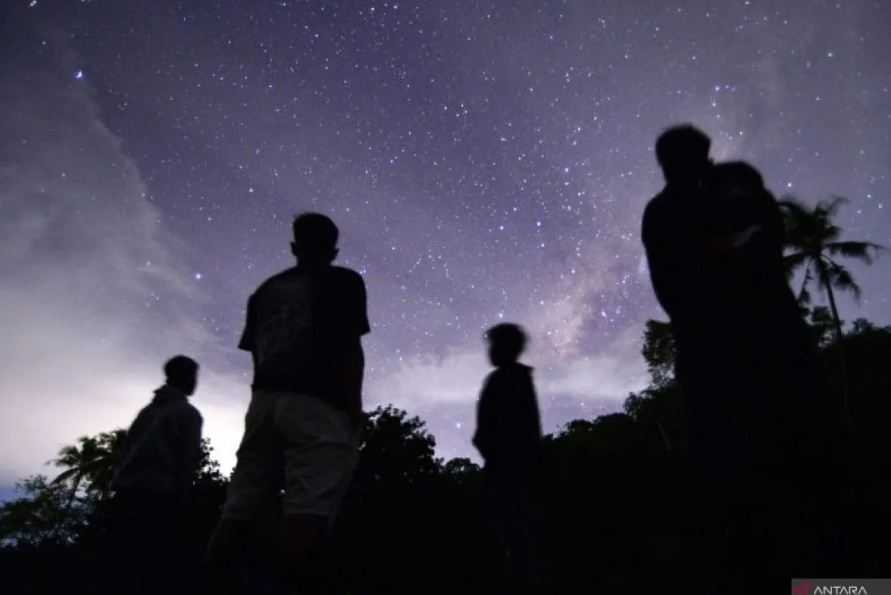 Hujan Meteor Perseid Menerangi Langit, Orang-orang Berharap Melihat Bintang Jatuh