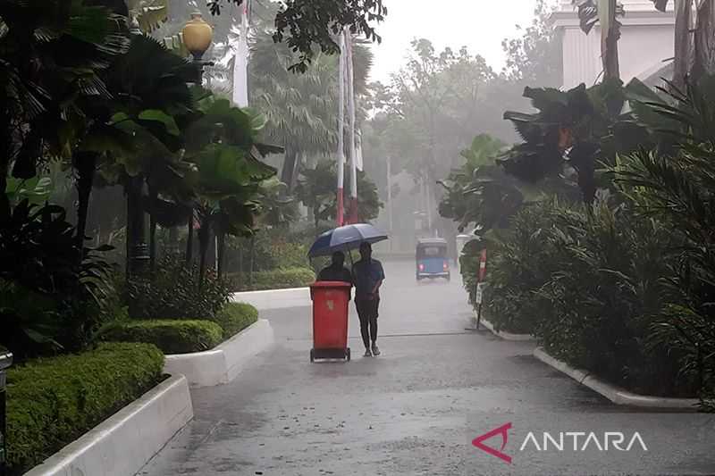 Hujan Petir Berpotensi Melanda Jakarta Siang Ini