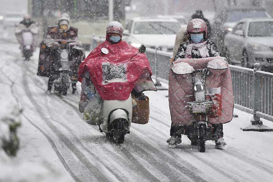 Hujan Salju dan Es Ganggu  Arus Mudik di Tiongkok
