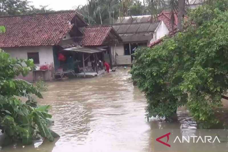 Hujan Terus Menerus, Warga 31 Desa di Kabupaten Bekasi Kebanjiran