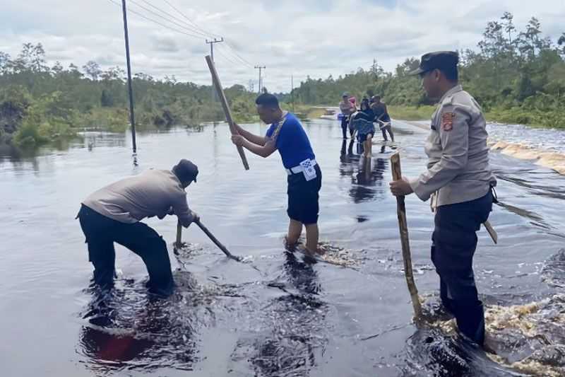 Hulu Sungai Kapuas Meluap, Jalan Lintas Negara Terendam Banjir