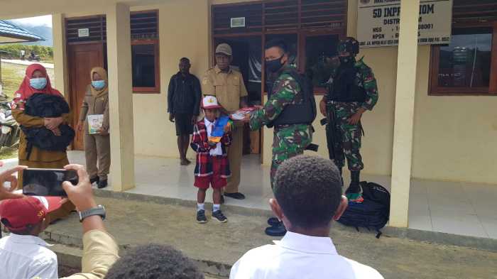 Ibu Guru di Papua Ini dengan Rasa Haru Ucapkan Terima Kasih Kepada Para Prajurit TNI