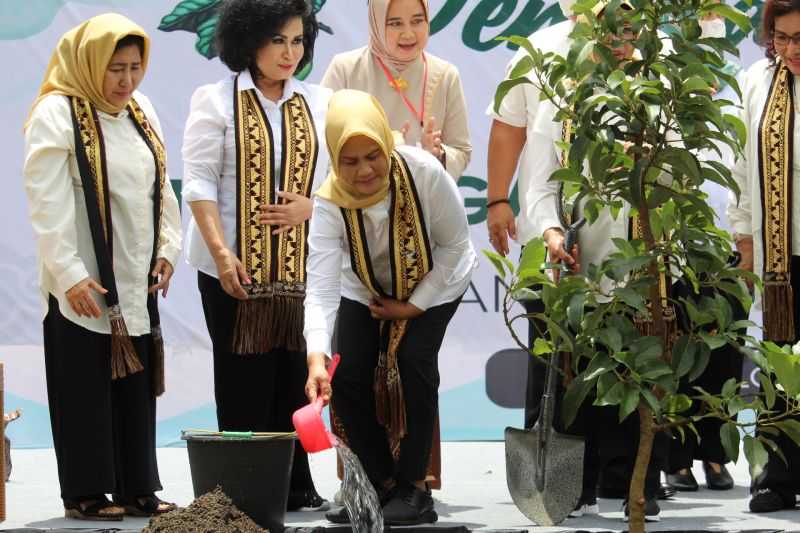 Ibu Negara Iriana Menanam Pohon Bersama di Provinsi Lampung