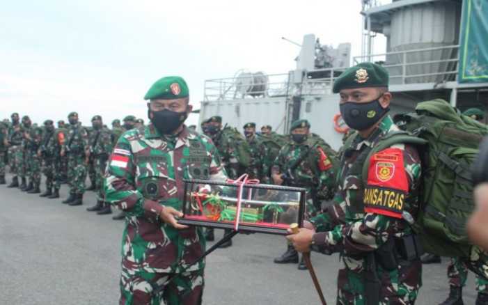 Ibu Pedagang Gorengan Ini Berkaca-kaca Melepas Kepergian Prajurit TNI yang Selesai Bertugas