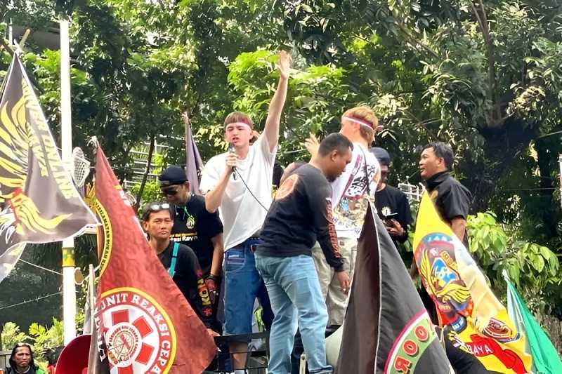 Ikut Demo Ojol, Dua WNA Asal Inggris Dideportasi