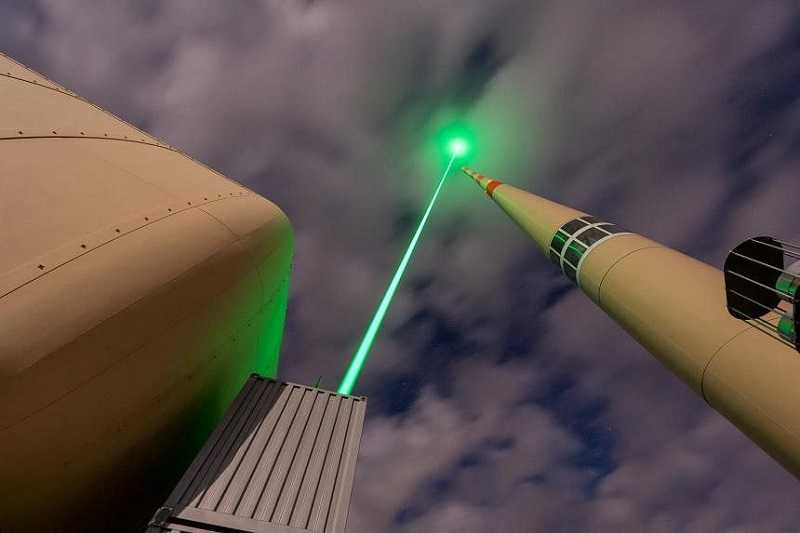 Ilmuwan Berhasil Mengalihkan Petir Menggunakan Laser
