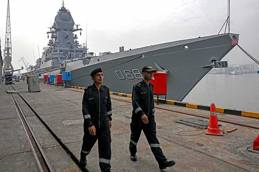 India Kerahkan Kapal Perang  ke Laut Arab